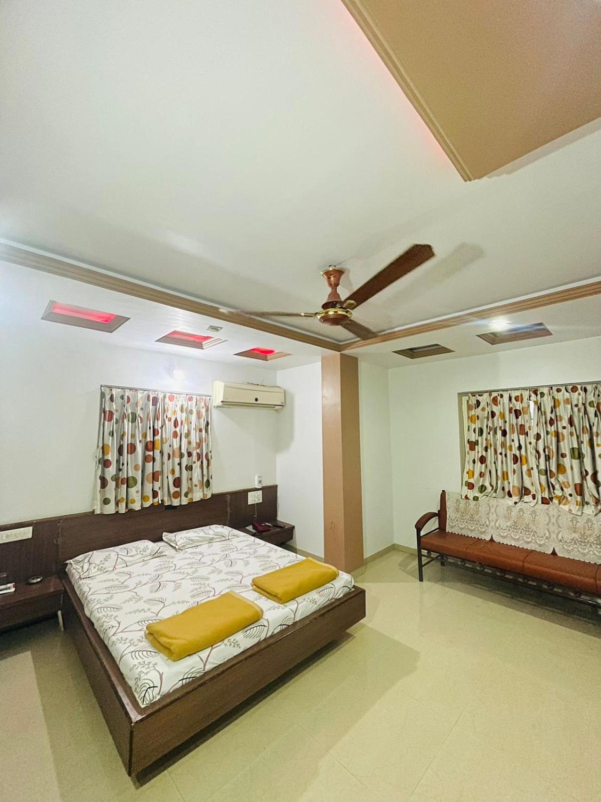 Hotel Rajdhani And Guest House Gujarat - Best Family Hotel In Halol Near Pavagadh And Halol Gidc Hālol Exterior foto