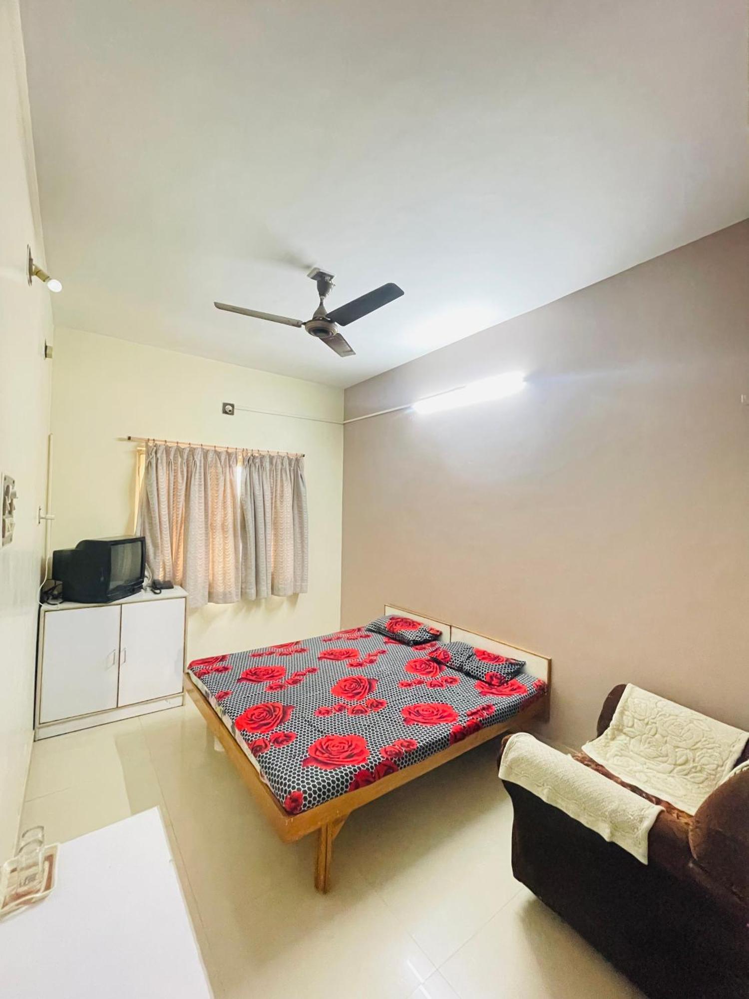 Hotel Rajdhani And Guest House Gujarat - Best Family Hotel In Halol Near Pavagadh And Halol Gidc Hālol Quarto foto